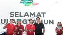 (Dari kiri) Pemimpin Redaksi Bola.com dan Bola.net, Erwin Fitriansyah, Redaktur Pelaksana Bola.com, Ario Yosia, Redaktur Pelaksana Bola.net, Afdholud Dzikry dan VP of Marketing Communication KapanLagi Youniverse (KLY), Adam Saputra usai seremoni potong kue ulang tahun Bola.com dan Bola.net saat acara MALAMNYA BOLA di Jakarta International Velodrome, Rawamangun, Jakarta Timur, Selasa (11/6/2024). (Bola.com/Bagaskara Lazuardi)