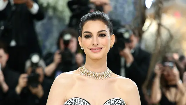 Pesona Real-Life Princess! Anne Hathaway Curi Perhatian di Met Gala 2026 dengan Gaun Artistik