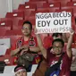 Suporter Timnas Indonesia memperlihatkan poster memprotes Ketum PSSI, Edy Rahmayadi, saat melawan Filipina pada laga Piala AFF 2018 di SUGBK, Jakarta, Minggu (25/11). Kedua negara bermain imbang 0-0. (Bola.com/M. Iqbal Ichsan)