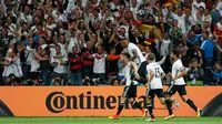 Bek Jerman, Shkodran Mustafi (kiri) melakukan selebrasi usai mencetak gol ke gawang Ukraina di kualifkasi grup C Piala Eropa 2016 di stadion Stade Pierre-Mauroy, Perancis, (12/6). Jerman menang atas Ukraina dengan skor 2-0. (REUTERS/Gonzalo Fuentes)