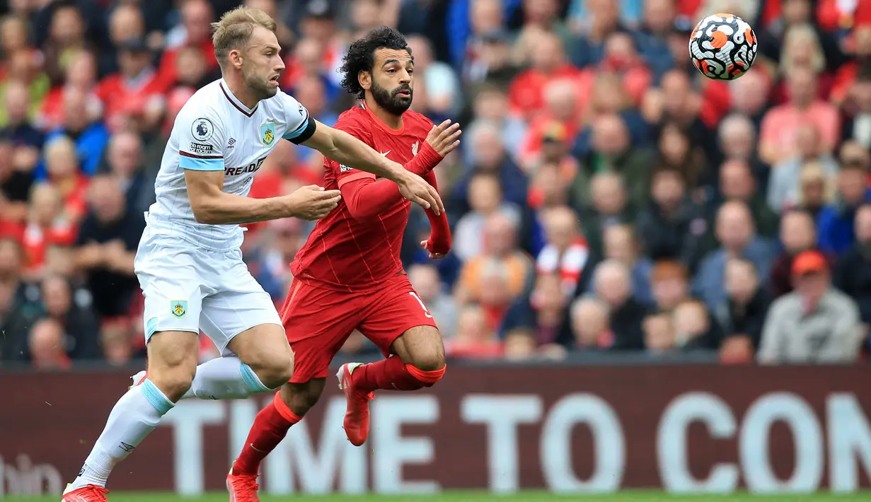 Liverpool semakin percaya diri dan menggencarkan serangan. Gawang Nick Pope kembali terkoyak pada menit ke-24, lewat Mohamed Salah. Sayangnya gol harus dianulir karena Salah terebukti offside dan skor tetap bertahan 1-0 hingga akhir babak pertama. (Foto: AFP/Lindsey Parnaby)