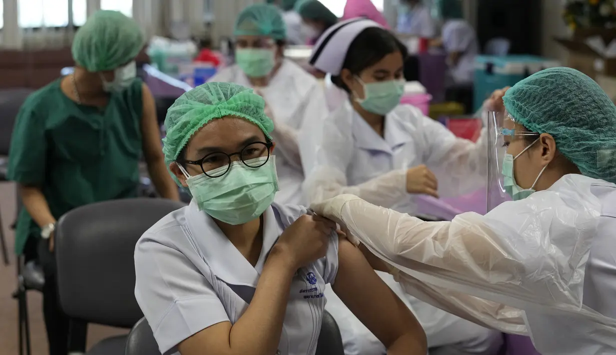 Seorang tenaga kesehatan menerima suntikan booster vaksin virus corona COVID-19 Pfizer-BioNTech di Rumah Sakit Bangkok Metropolitan Administration General, Bangkok, Thailand, Selasa (10/8/2021). Total kasus COVID-19 di Thailand mencapai 736.522 kasus sejak awal pandemi. (AP Photo/Sakchai Lalit)