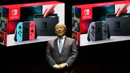 Tatsumi Kimishima selaku President Nintendo membuka Nintendo Presentation 2017 yang diadakan di Tokyo, Jumat (13/1). Nintendo Switch adalah konsol game baru buatan Nintendo dengan form factor baru pula. (AP Photo/ Koji Sasahara)