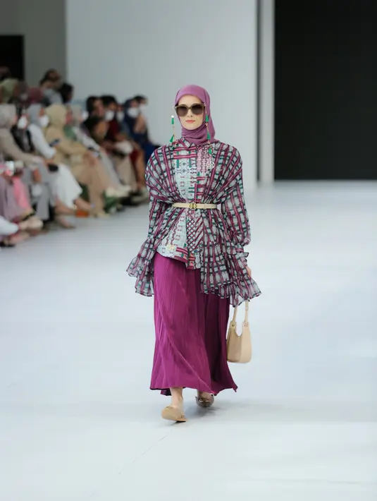 Koleksinya terinspirasi dari buah-buahan, ada apel dan cherry. Vibesnya dibikin agak retro, vintage tapi looknya tetap model muslimah.  [Foto: Daniel Kampua]