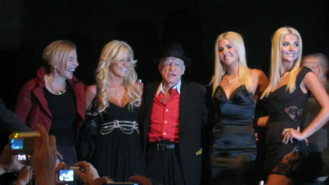 Hugh Hefner bersama beberapa wanita 'bunny' dalam Playboy Mansion. (Sumber Flickr/bucajack)