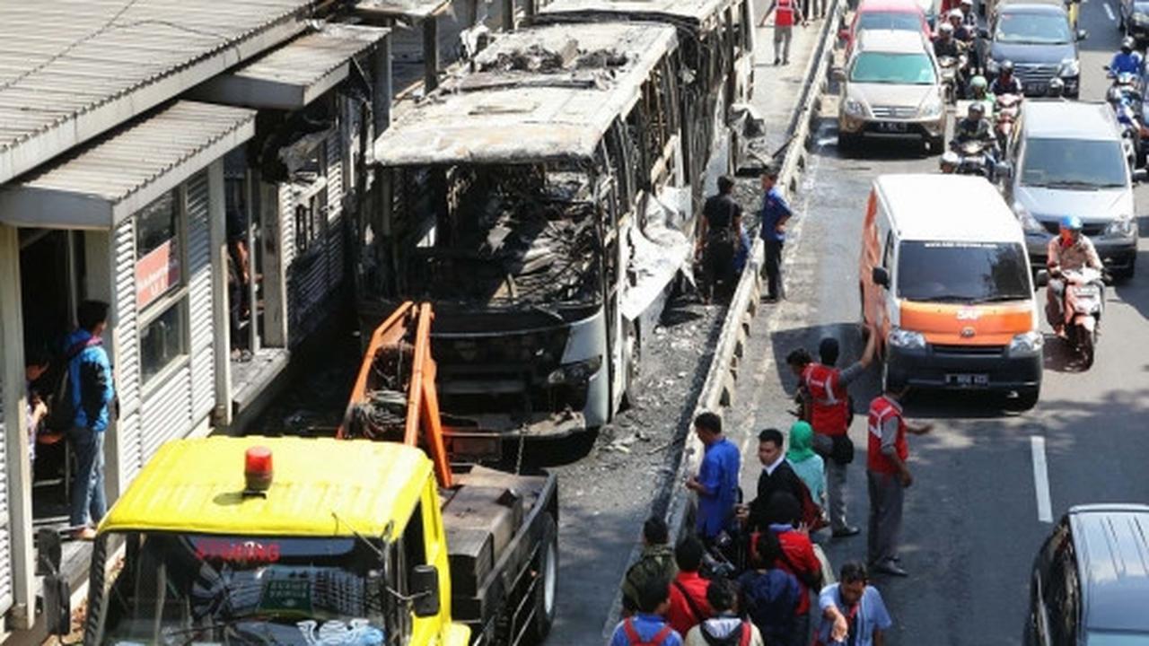 Ini kondisi Transjakarta terbakar di Salemba, tinggal rangkanya saja