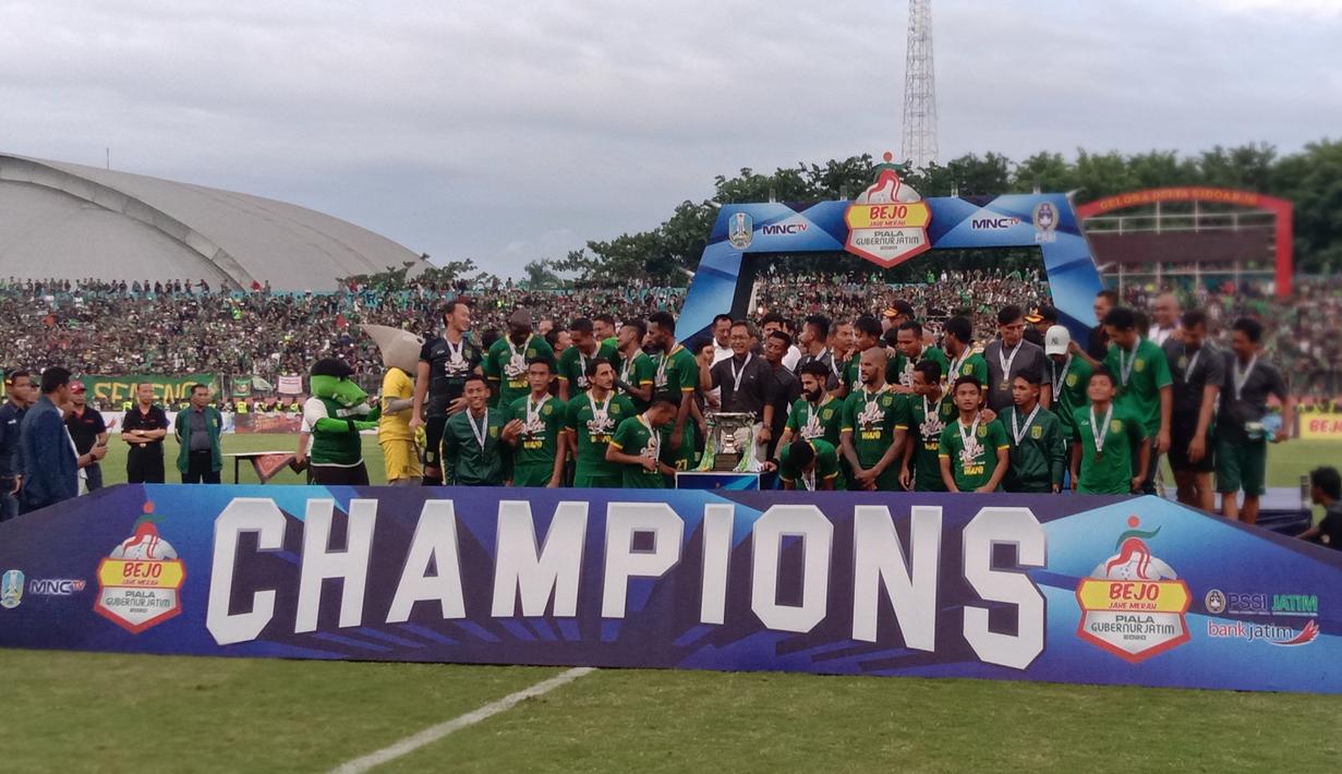 Para pemain Persebaya Surabaya merayakan gelar juara Piala Gubernur Jatim setelah menang 4-1 atas Persija Jakarta pada laga final di Stadion Gelora Delta, Sidoarjo, Kamis (20/2). (Bola.com/Aditya Wany)
