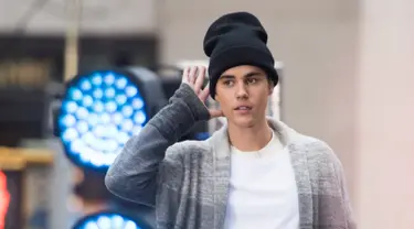 Sebuah kabar menyebutkan bahwa penyanyi muda asal Kanada, Justin Bieber, diketahui melakukan hubungan intim dengan seorang waria bernama Vanity yang usianya 20 tahun lebih tua. Keduanya terlihat di sebuah pesta di Malibu. (Noam Galai/Getty Images/AFP)