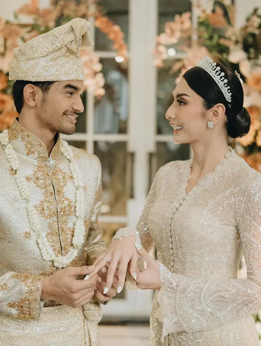 Beberapa potret pernikahannya dibagikan di akun Instagram morden.co, menampilkan penampilan anggun Tyas Mirasih. Tyas Mirasih ayu dibalut kebaya pengantin adat Aceh Melayu atau Tamiang, asal daerah suaminya Tengku Tezi. [Foto: Instagram/morden.co]