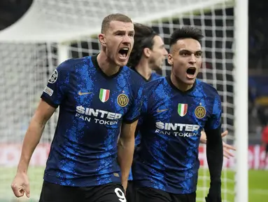 Penyerang Inter Milan Edin Dzeko berselebrasi dengan Lautaro Martinez setelah mencetak gol pertama timnya ke gawang Shakhtar Donetsk pada matchday 5 Grup D Liga Champions di Stadion Giuseppe Meazza, Kamis (25/11/2021) dini hari WIB. Inter Milan menundukkan Shakhtar Donetsk 2-0. (AP Photo/Luca Bruno)