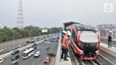 Aktivitas pekerja di Stasiun Light Rail Transit (LRT) Cibubur, Harjamukti, Depok, Minggu (13/10/2019). Progres pembangunan Stasiun LRT Cibubur baru mencapai 60 persen dan ditargetkan rampung serta diuji coba pada November 2019. (merdeka.com/Iqbal S. Nugroho)