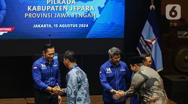 Ketua Umum Partai Demokrat Agus Harimurti Yudhoyono (kiri) saat menerima bakal calon kepala daerah yang diusung dalam Pilkada Serentak 2024 di kantor Dewan Pimpinan Pusat (DPP) Partai Demokrat, Jakarta, Kamis (15/8/2024). (Liputan6.com/Angga Yuniar)