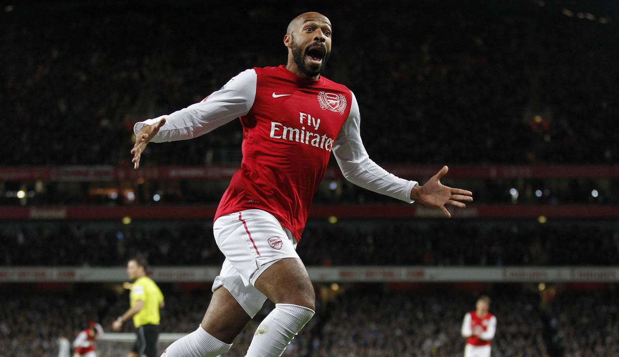 Thierry Henry. Eks striker Prancis berusia 44 tahun yang kini menjabat asisten pelatih Timnas Belgia ini pernah dua kali memperkuat Arsenal sepanjang kariernya. Di periode pertamanya ia bertahan 8 musim pada 1999/2000 hingga 2006/2007 dan total tampil dalam 370 laga di semua ajang dengan mencetak 226 gol. Sementara periode keduanya berlangsung selama 1 musim pada 2011/2012 usai didatangkan dari New York Red Bulls dengan status pinjaman. Ia hanya tampil dalam 7 laga di semua ajang pada periode keduanya dengan mencetak 2 gol. (AFP/Ian Kington)