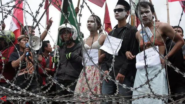 Aksi Tuntut Aceng Mundur Ricuh