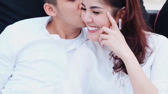 Nindy Ayunda dan Kisah Kasih di Pulau Bali - Celeb Bintang.com