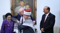 Ketua Umum DPP PDIP Megawati Soekarnoputri menerima keffiyeh yang dikalungkan langsung oleh Utusan Khusus dan Penasihat Presiden Negara Palestina Mahmoud Sudqi Al-Habbash dan Imam Besar Masjid Al-Aqsa Syekh Muhammad Hussein. (Foto: Tim Media PDIP).