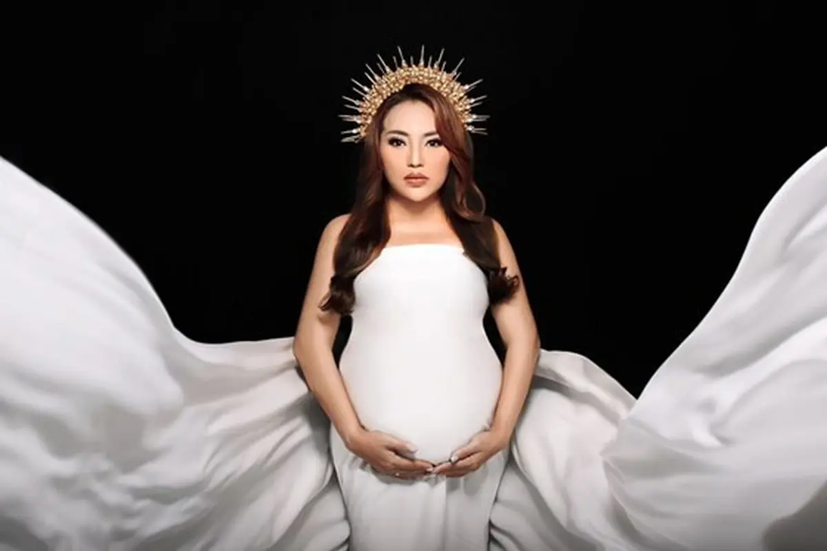 6 Gaya Maternity Shoot Mpok Alpa yang Hamil Anak Kembar, Penampilan Bikin Pangling
