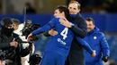 Pelatih Chelsea, Thomas Tuchel, merayakan kemenangan bersama Andreas Christensen usai mengalahkan Real Madrid pada leg kedua semifinal Liga Champions, di Stadion Stamford Bridge, Kamis (06/05/2021). Chelsea menang dengan skor 2-0. (AFP/Glyn Kirk)
