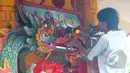 Petugas memperbaiki miniatur naga di Vihara Amurva Bhumi, Jakarta, Sabtu (14/02/2015). Menjelang imlek sejumlah kelenteng mulai dipercantik (Liputan6.com/Andrian M Tunay)