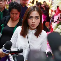 Tak lagi terlihat memakai cincin pernikahan, dengan entengnya Jessica mengaku sudah menjual simbol janji sucinya bersama Ludwig. (Bintang.com)