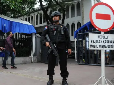 Petugas kepolisian berjaga di depan Gereja Katedral, Jakarta, Sabtu (24/12). Penjagaan dilakukan untuk menjaga kondusifitas agar acara Malam Misa Natal bisa berjalan lancar. (Liputan6.com/Helmi Afandi) 