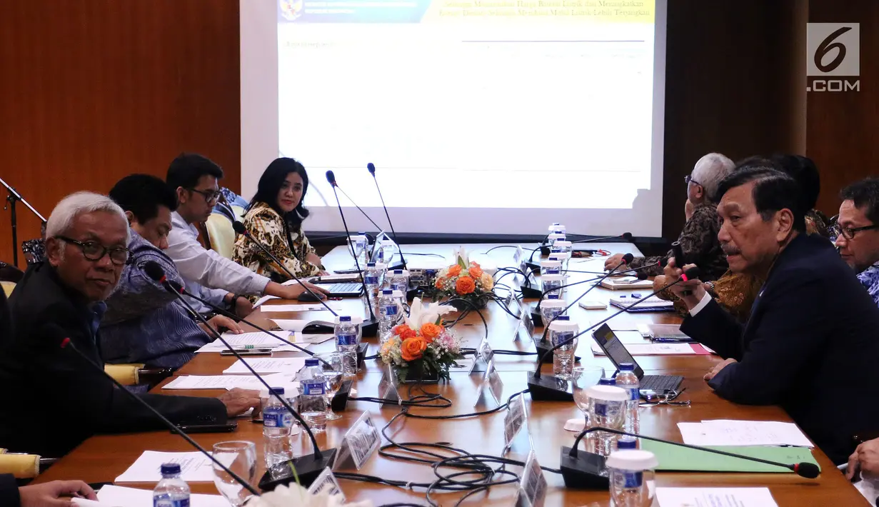 Menko Bidang Kemaritiman Luhut Binsar Panjaitan (kanan) bersama Wakil Ketua DPR Agus Hermanto (kiri) saat rapat koordinasi membahas pengembangan industri kendaraan bermotor listrik nasional di Gedung DPR, Jakarta, Kamis (29/11). (Liputan6.com/JohanTallo)