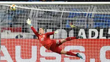 Kiper Jerman, Marc-Andre Ter Stegen, berusaha menghalau bola saat melawan Argentina pada laga persahabatan di Stadion Signal Iduna Park, Rabu (9/10). Kedua tim bermain imbang 2-2. (AP/Martin Meissner)