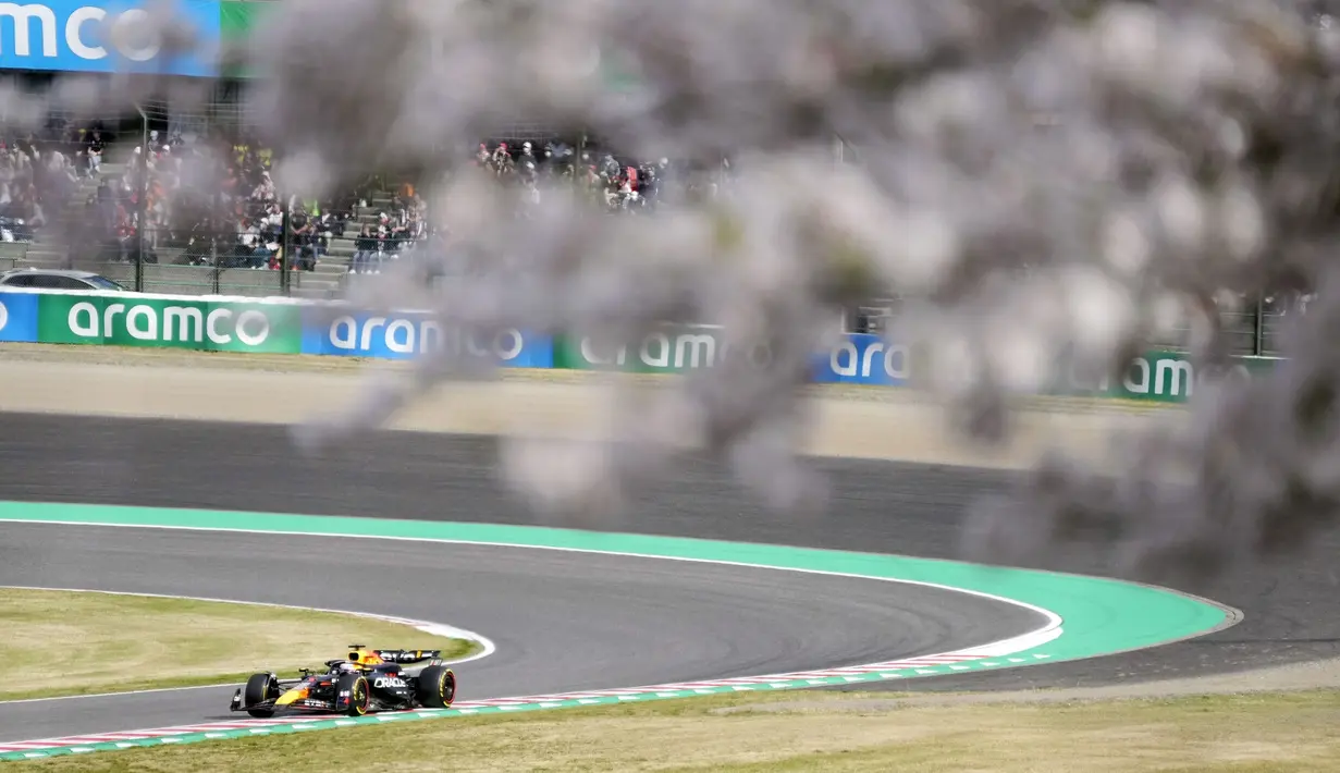 Pembalap Red Bull, Max Verstappen terlihat di antara pohon sakura saat memacu mobilnya pada Formula 1 GP Jepang 2024 di Sirkuit Suzuka, Jepang, Sabtu (07/04/2024). (AP Photo/Hiro Komae)
