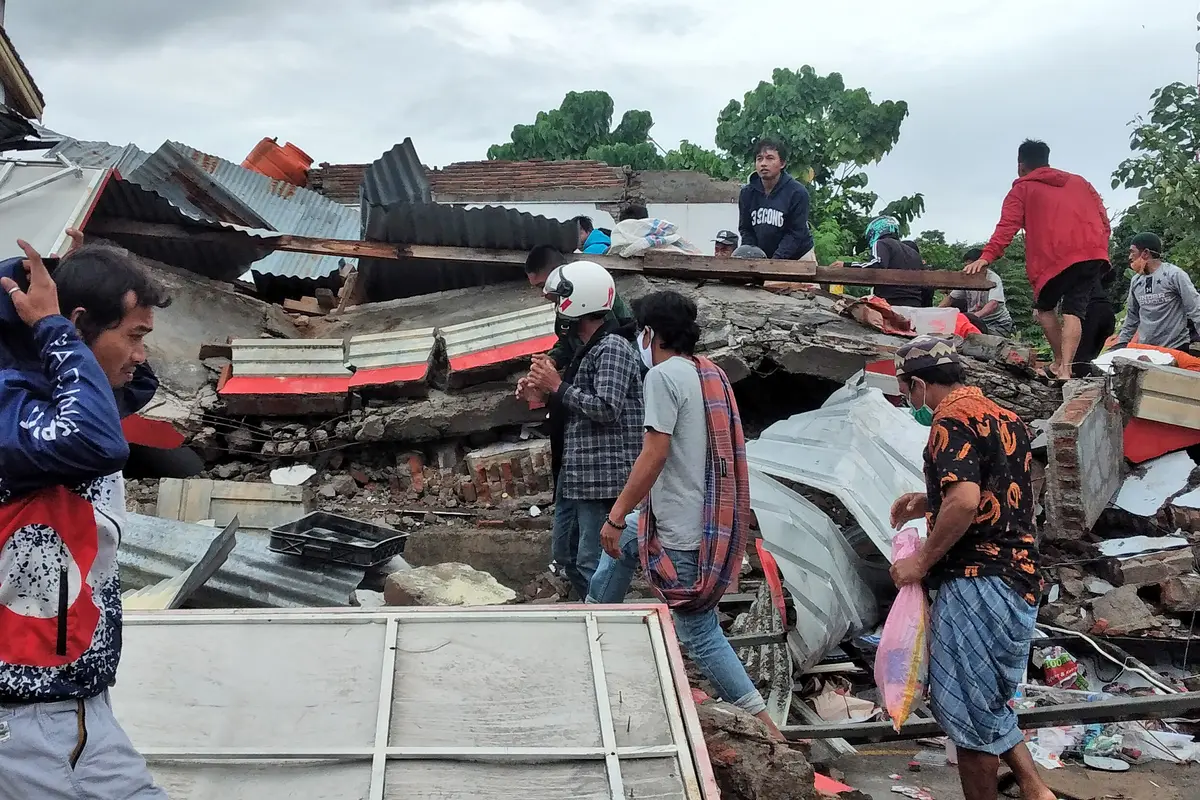 Evakuasi Korban Gempa Mamuju Tetap Dilanjutkan