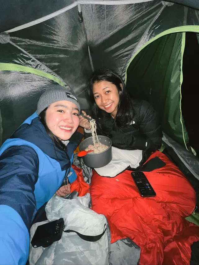 6 Momen Febby Rastanty Mendaki Gunung Merbabu, Penuh Perjuangan