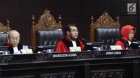 Ketua Mahkamah Konstitusi Anwar Usman (tengah) memimpin sidang uji materi UU KPK di Gedung MK, Jakarta, Senin (30/9/2019). Panel Majelis Hakim Konstitusi menyoroti ketiadaan nomenklatur UU KPK hasil revisi tersebut. (Liputan6.com/Angga Yuniar)