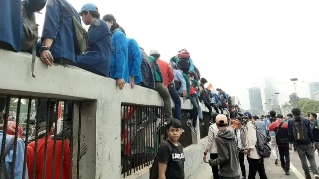 Mahasiswa memblokir tol dalam kota di depan Gedung DPR, Selasa (24/9/2019). (Liputan6.com/Yopi Makdori)