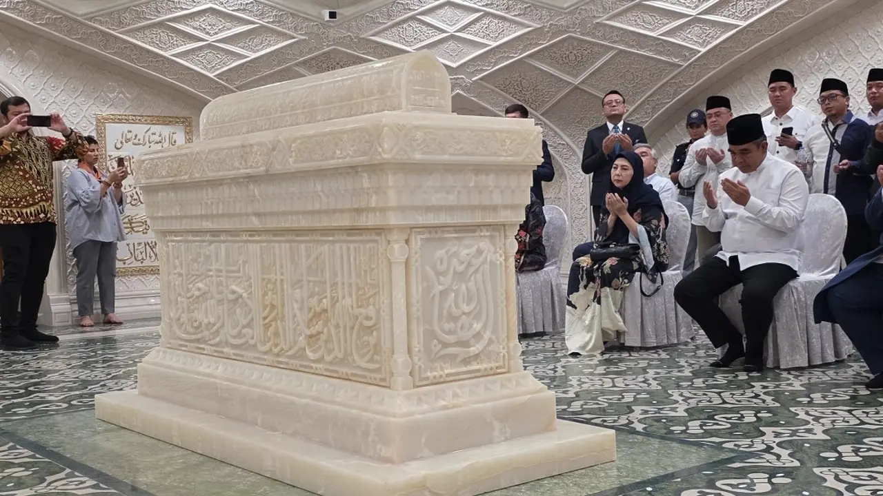 Ketua MPR Ahmad Muzani beserta delegasi anggota MPR dan para ulama berziarah ke makam Imam Bukhari di Samarkand, Uzbekistan, Jumat (3/7/2026) (Istimewa)