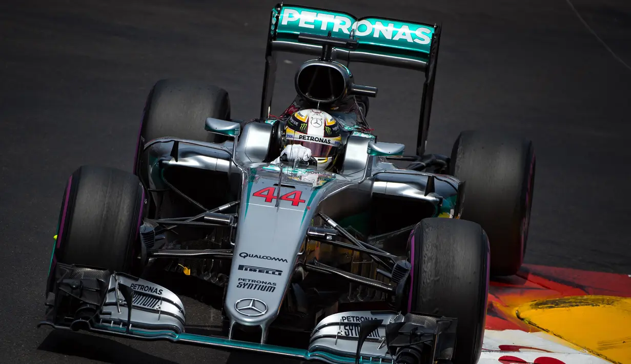 Pembalap Tim Marcedes  Lewis Hamilton melakukan sesi kualifikasi di sirkuit jalan Monaco, 28 Mei 2016. Ajang balap Formula 1 akan berlangsung di Sirkuit Monaco dan Sirkuit ini dianggap sebagai salah satu yang paling prestisius. (Andrej Isakovic / AFP)