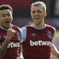 Gelandang West Ham United, Jesse Lingard (kiri) melakukan selebrasi usai mencetak gol kedua timnya ke gawang Tottenham Hotspur dalam laga lanjutan Liga Inggris 2020/21 pekan ke-25 di The London Stadium, Minggu (21/2/2021). West Ham menang 2-1 atas Tottenham. (AFP/Kirsty Wigglesworth/Pool)