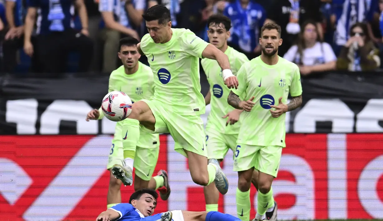 Penyerang Barcelona, Robert Lewandowski, mengontrol bola saat melawan Alaves pada laga pekan ke sembilan Liga Spanyol di Stadion Mendizorroza, Minggu (06/10/2024). (AP Photo/Miguel Oses)