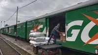 Barang yang hendak dikirim menggunakan KA Parcel tengah dimasukan ke gerbong kereta di Stasiun Bandung. (sumber foto: Humas PT KAI Daop 2 Bandung)