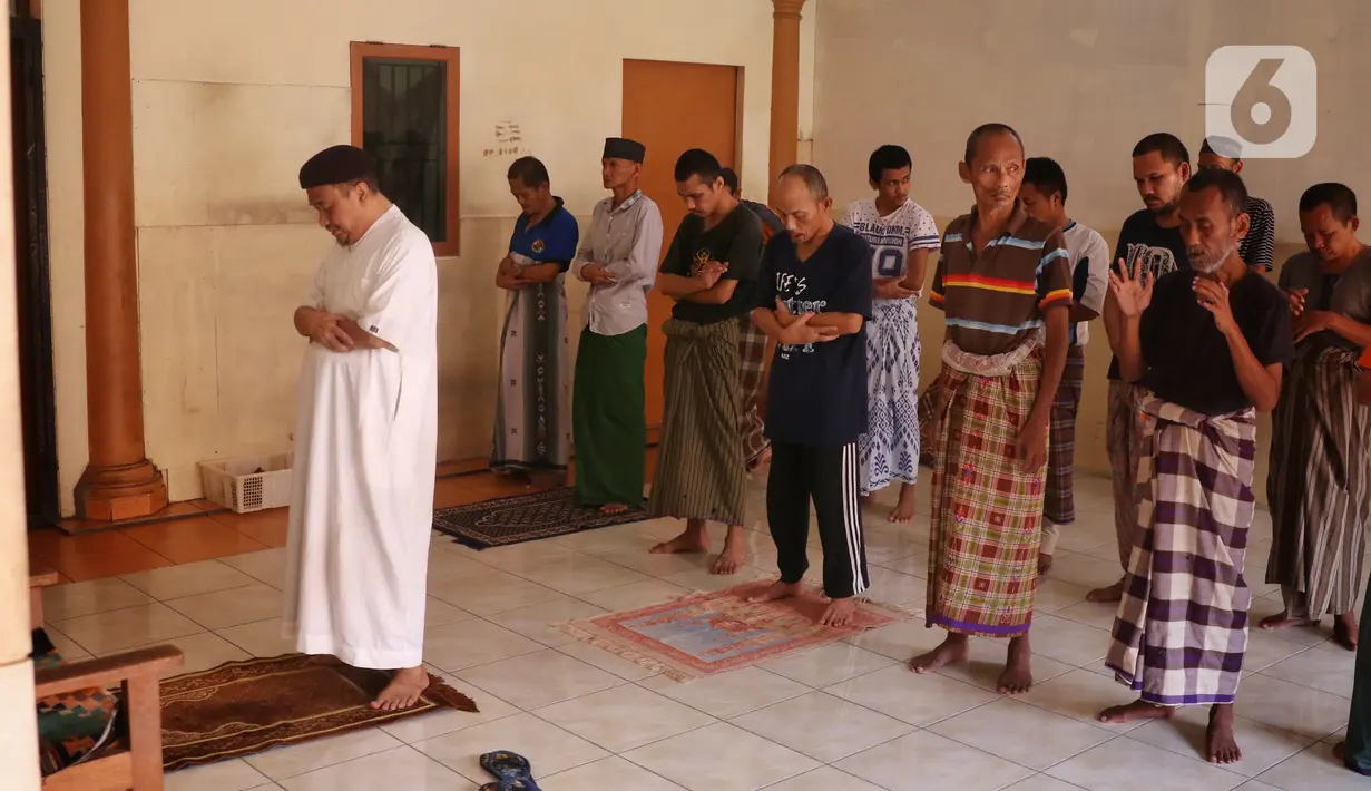 Sejumlah santri yang merupakan orang dengan gangguan jiwa (ODGJ) saat menjalankan ibadah salat ashar. Pondok Pesantren Daarut Tasbih yang terletak di Kota Bumi ini merupakan salah satu pesantren yang terbilang unik. (Liputan6.com/Angga Yuniar)