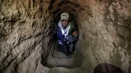 Seorang anggota pasukan khusus Irak memeriksa terowongan milik militan ISIS di sebuah restoran di Bazwaia, Mosul, Irak, (27/10). Sejumlah terowongan yang digunakan ISIS telah ditemukan di sekitar Mosul. (REUTERS/Zohra Bensemra)