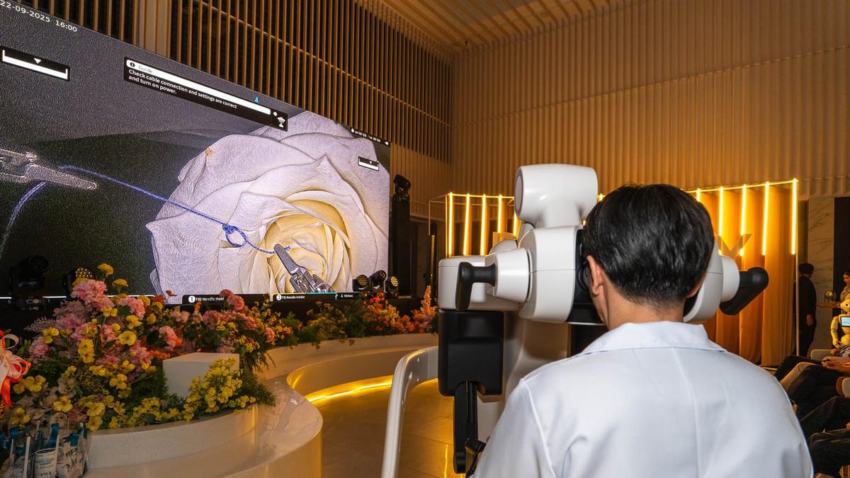 Terobosan Bedah Robotik Hinotori untuk Kesehatan Reproduksi Perempuan