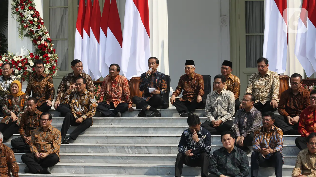 Sambil Lesehan, Jokowi Kenalkan Menteri Kabinet Indonesia Maju