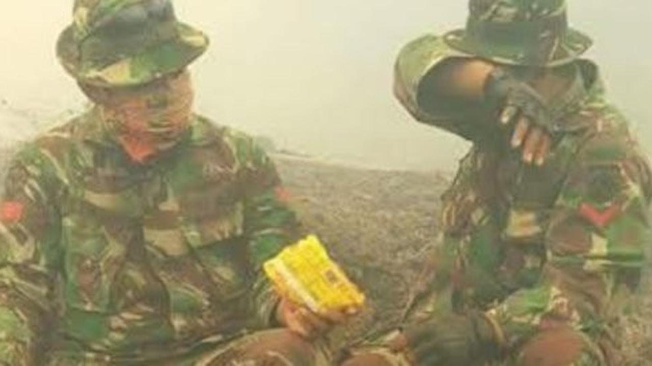 Kompaknya 2 anggota TNI berbagi mi instan di tengah kabut asap