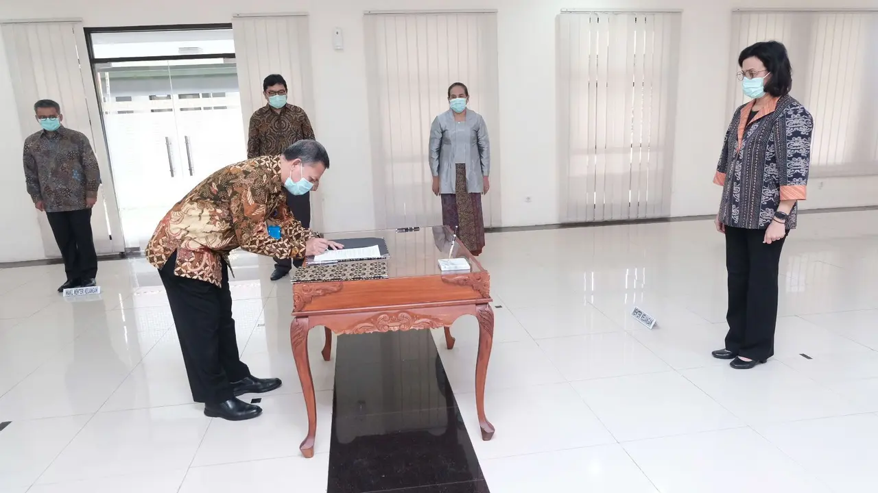 Menkeu Sri Mulyani melantik 2 pejabat di lingkungan Kementerian Keuangan. Dalam pelantikan ini Sri Mulyani meminta keduanya segera menyesuaikan diri karena tidak banyak waktu untuk belajar di tengah pandemi virus covid-19. (Dok Kemenkeu)