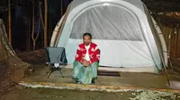 Presiden Joko Widodo (Jokowi) berada di depan tenda saat bermalam di titik nol Ibu Kota Negara (IKN) Nusantara, Kecamatan Sepaku, Penajam Paser Utara, Kalimantan Timur, Senin (14/3/2022). (FOTO: Setpres/Agus Suparto)