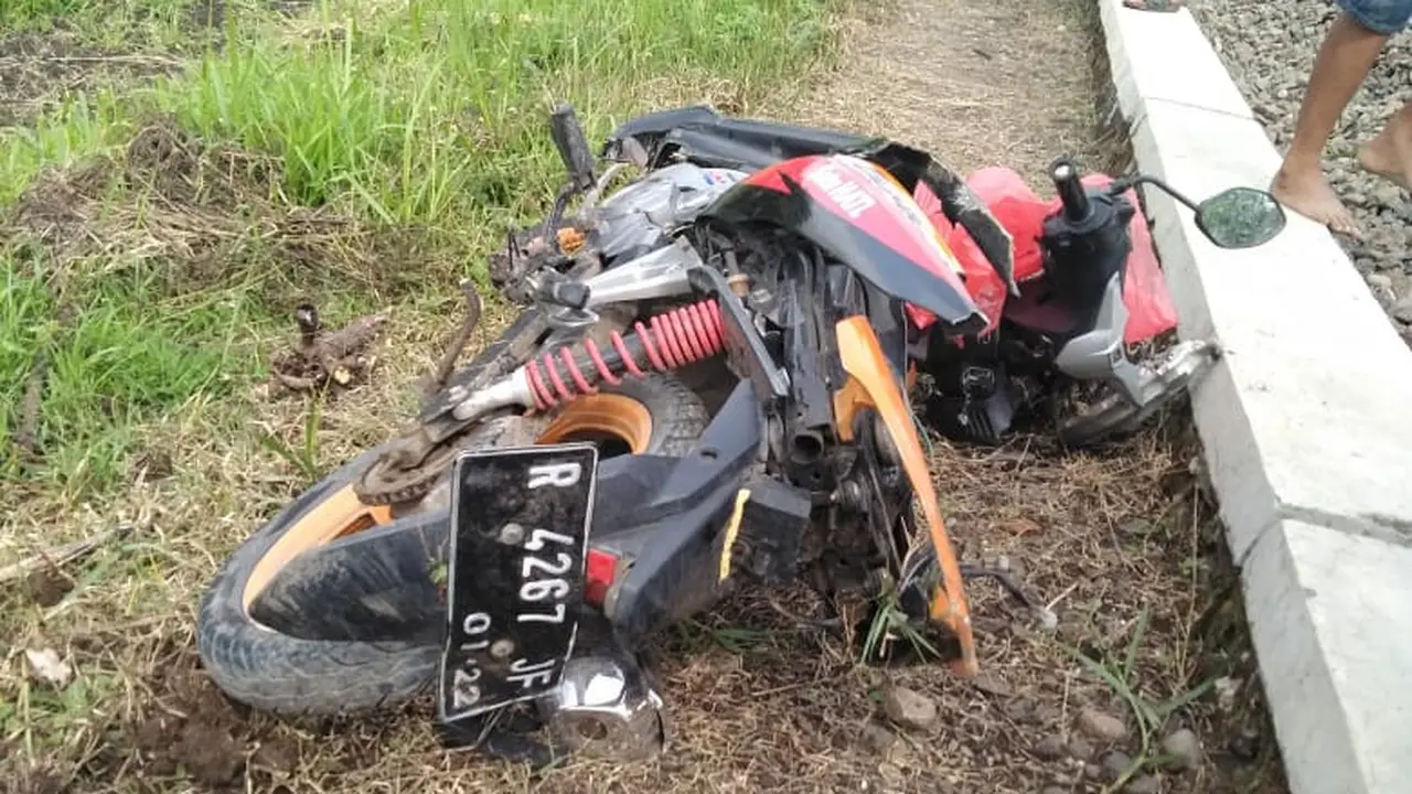 Sepeda motor yang dikendarai ibu menggendong balita di Ciawitali, Gandrungmangu, Cilacap, ringsek usai tertabrak dan terseret kereta api sejauh 20 meter. (Foto: Liputan6.com/Polres Cilacap/Muhamad Ridlo)