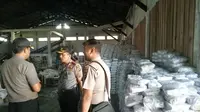 Polisi saat mengecek kondisi gudang yang diduga jadi lokasi menimbun dan mengoplos garam. (Liputan6.com/B Santoso)