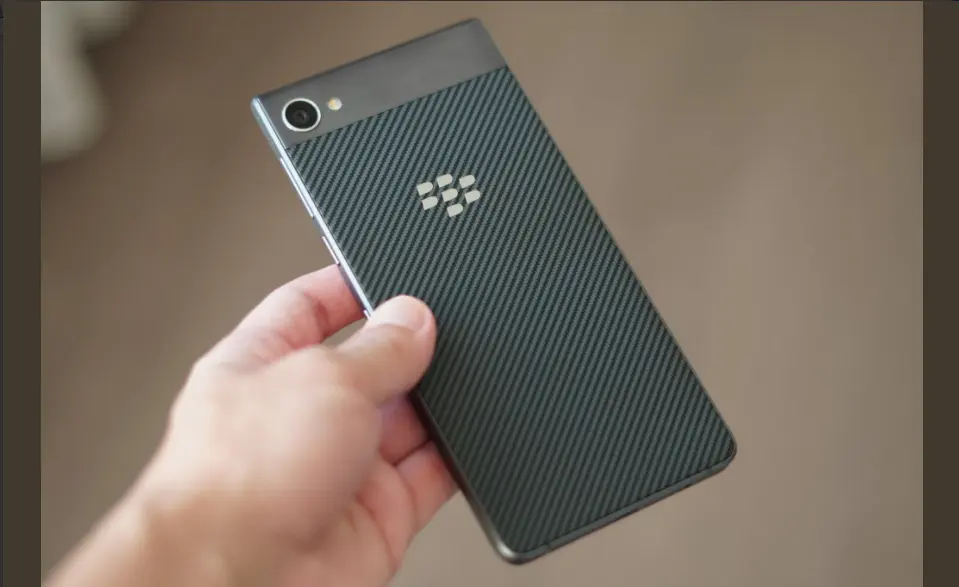 Tampilan bodi belakang BlackBerry Motion (Sumber: Twitter @crackberrykevin)