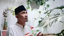 Belakangan, pria 42 tahun ini kerap mengenakan peci. Tak sedikit netizen yang menyebut Aming kini sudah berhijrah. Pasalnya, Aming kini lebih sering mengutarakan kata-kata bijak di sela unggahan foto terbarunya. Terlebih momen bulan ramadhan menjadi kesempatan bagi Aming untuk menjadi lebih baik. (Liputan6.com/IG/amingisback)