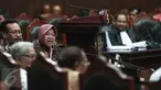 Wali Kota Surabaya Tri Rismaharini berada di ruang sidang Mahkamah Konstitusi, Jakarta, Rabu (8/6). Risma akan menjadi saksi atas gugatan warga Surabaya tentang Pengalihan Wewenang Penyelenggaraan Pendidikan kepada Pemprov. (Liputan6.com/Faizal Fanani)