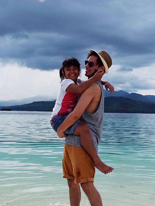 Dalam liburannya tersebut, ia pun tampil makin keren saat mengenakan topi bundar. Seperti dalam liburannya saat ke Maluku beberapa tahun silam. Ia juga tampil keren dengan topi bundar yang seakan menjadi gaya ikoniknya saat jalan-jalan. (Liputan6.com/IG/@azofrangga)